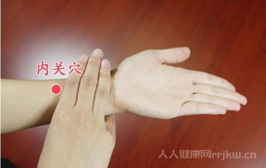 打嗝怎么快速解決按哪個手指