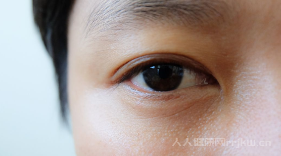 早上起床眼睛浮腫是怎么回事